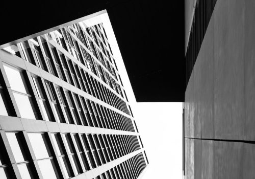 vista-de-angulo-bajo-de-la-arquitectura-moderna-en-blanco-y-negro